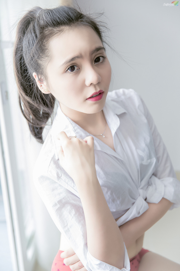 女人脱了内裤趴开腿让男生闻视频